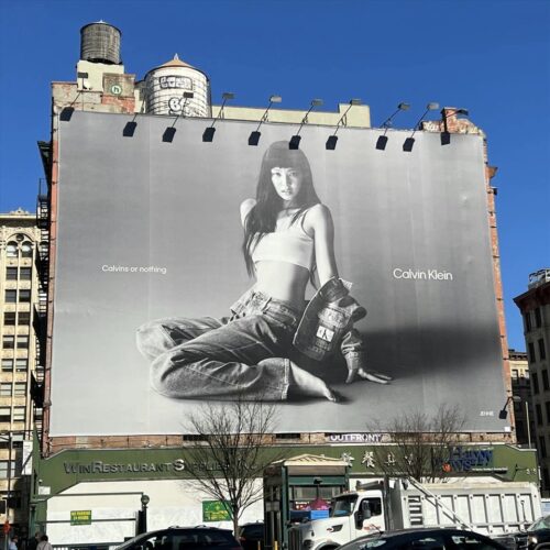 Ảnh của cô xuất hiện trên billboard tại Mỹ