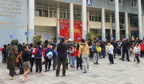 Toàn bộ học sinh được di tản xuống sân trường khỏi vụ cháy