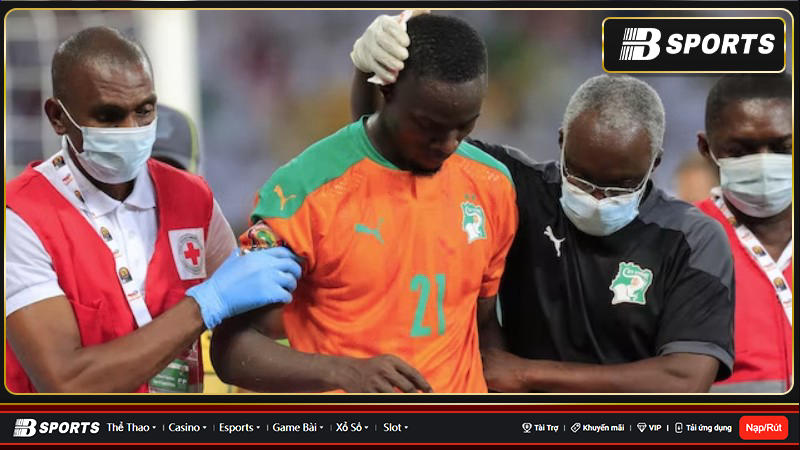 Eric Bailly đã khiến trung vệ Almike Moussa N'Diaye của Hyeres phải nhập viện vì đã hứng trọn một cú đá cao thẳng vào ngực